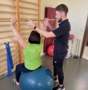 świczenia na piłce z rehabilitantem Centrum Rehabilitacji i Regeneracji Jagatowe Wzgórze